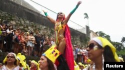 El 'bloco' de Carmelitas, uno de los más populares de Río de Janeiro fue uno de los últimos este viernes, 20 de febrero, antes de que el carnaval de Rua ponga punto y final, y ceda todo el protagonismo al emblemático Sambódromo.