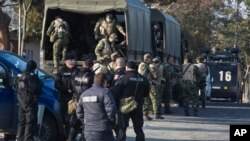 Des policiers bulgares déployés au centre d’enregistrement des migrants à Harmanli, Bulgarie, 25 novembre 2016. 