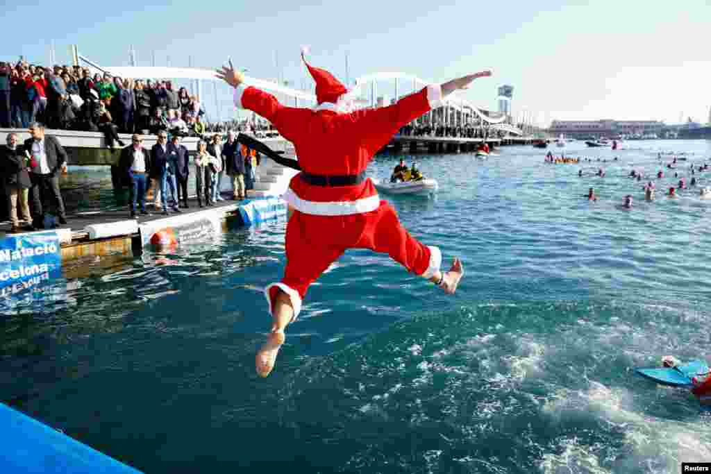 A person dressed as Santa Claus jumps into the sea during the Copa Nadal (Christmas Cup) swimming race in Barcelona, Spain, Dec. 25, 2024.&nbsp;REUTERS/Bruna Casas