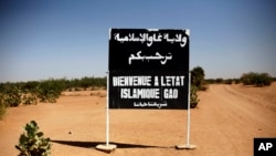 Un panneau sur la route du nord sortant de Gao, dans le nord du Mali, le 30 janvier 2013.