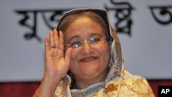 নিউ ইয়র্কের নাগরিক সম্বর্ধনায় বাংলাদেশে শেখ হাসিনা দর্শকদের অভিবাদন জানাচ্ছেন