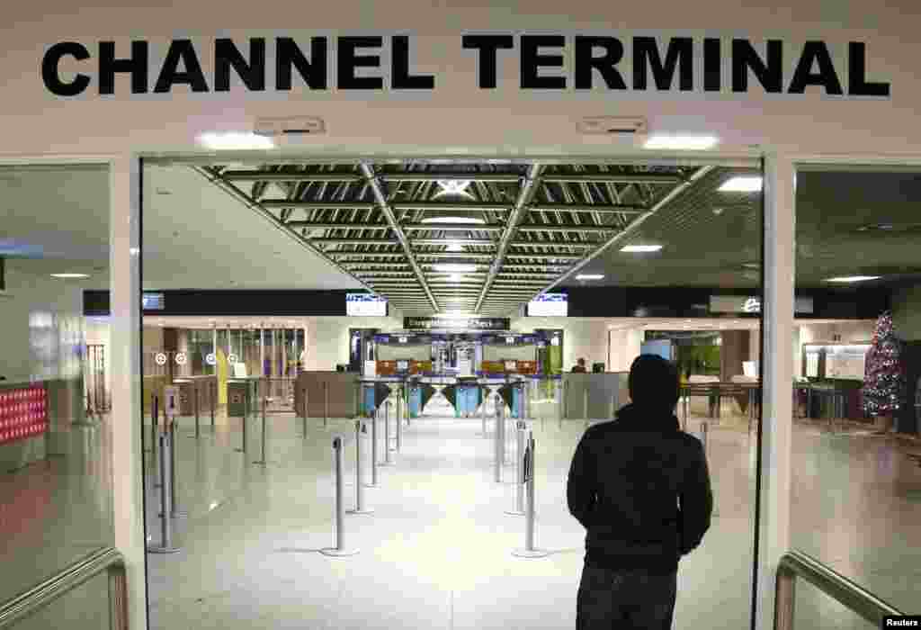 A stranded passenger enters an empty Eurostar departure hall at Midi/Zuid railway station during a nationwide strike in a protest over the government's planned pension reform and budget cuts, in Brussels, Dec. 15, 2014.