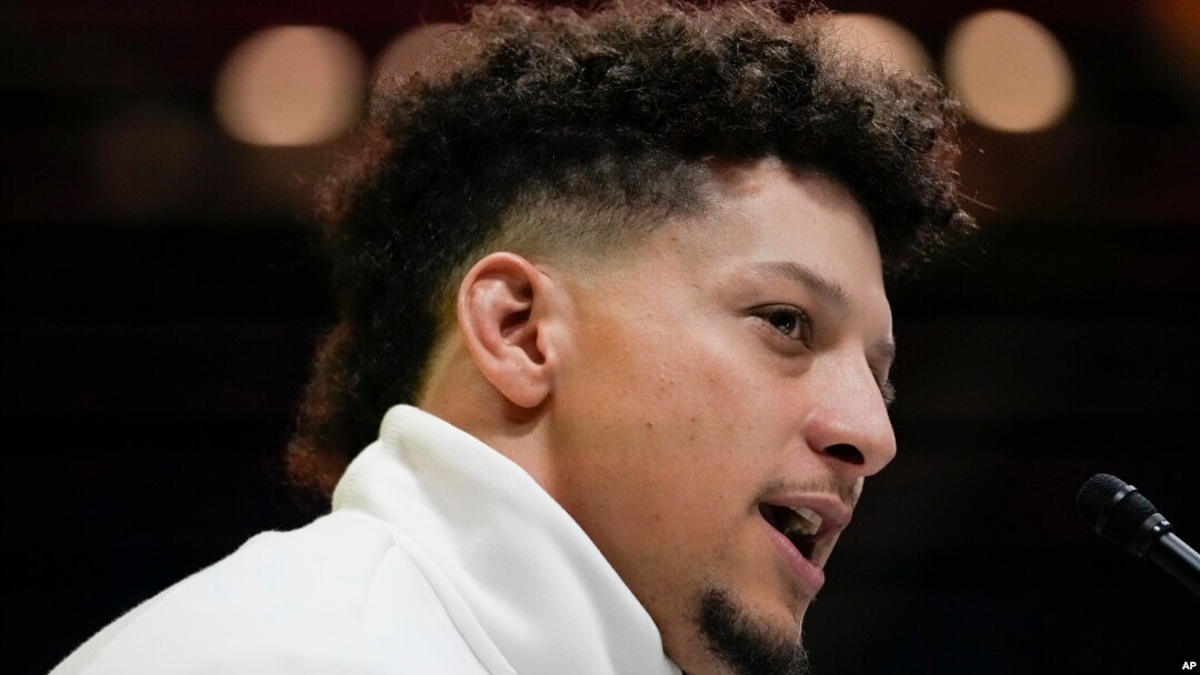ARCHIVO - Foto del quarterback de los Chiefs de Kansas City Patirck Mahomes participa en el primer día de la semana del Super Bowl el lunes 3 de febrero del 2025.