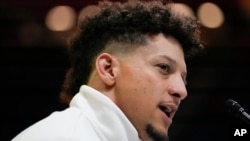 ARCHIVO - Foto del quarterback de los Chiefs de Kansas City Patirck Mahomes participa en el primer día de la semana del Super Bowl el lunes 3 de febrero del 2025.