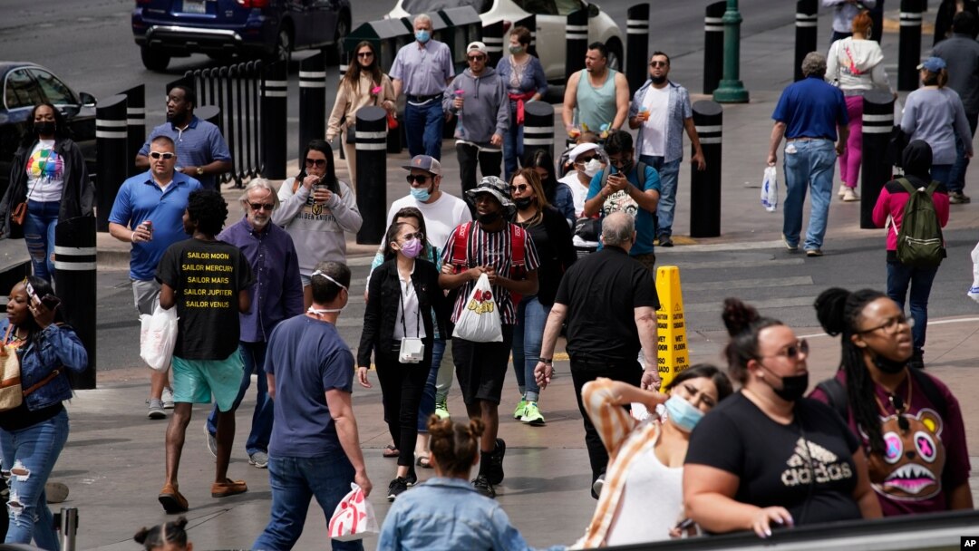 Pengunjungan yang memakai dan tanpa masker terlihat di Las Vegas Strip, Las Vegas, Nevada (foto: ilustrasi).