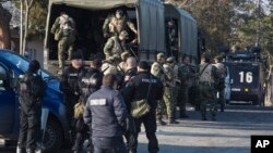 Tentara Bulgaria dikerahkan untuk mengatasi bentrokan migran di Harmanli, pusat penerimaan migran di Bulgaria, Kamis (24/11).