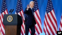 ARCHIVO - El presidente Joe Biden sale del podio después de una conferencia de prensa el 11 de julio de 2024, el último día de la cumbre de la OTAN en Washington.