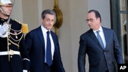 Nicolas Sarkozy et François Hollande, le 15 novembre 2015 à l'Elysée. (AP Photo/Jacques Brinon)