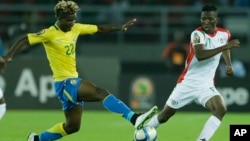 Le Gabonais Didier Ibrahim Ndong, au centre, joue contre le Burkinabè Jonathan Zongo à droite, en Guinée Équatorial, le 17 janvier 2015.