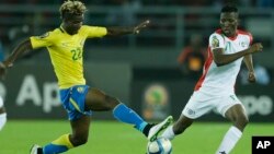 Le Gabonais Didier Ibrahim Ndong, au centre, joue contre le Burkinabè Jonathan Zongo à droite, en Guinée Équatorial, le 17 janvier 2015.