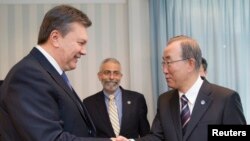 Presiden terguling Viktor Yanukovich (kiri) bertemu dengan Sekretaris Jenderal PBB Ban Ki-moon di Kyiv (7/2).