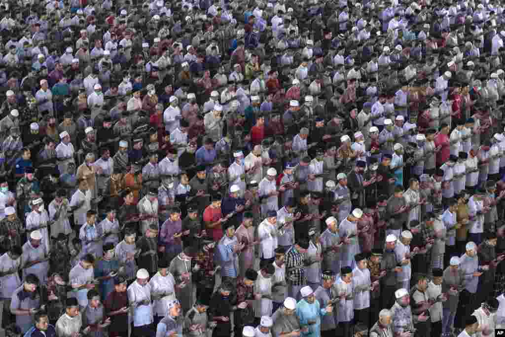 Para jemaah pria Muslim&nbsp;melakukan salat Jumat (24/4) pada hari pertama bulan suci Ramadan di sebuah masjid di Lhokseumawe, provinsi Aceh.&nbsp;