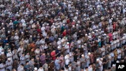 Pria Muslim menghadiri salat Jumat pada hari pertama bulan suci Ramadan di sebuah masjid di Lhokseumawe, di provinsi konservatif religius di Aceh, meskipun ada kekhawatiran wabah Corona, 24 April 2020.