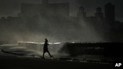 Una persona pesca en la costa de La Habana mientras el mal clima se manifiesta en la capital cubana, el 21 de octubre de 2024. (AP)