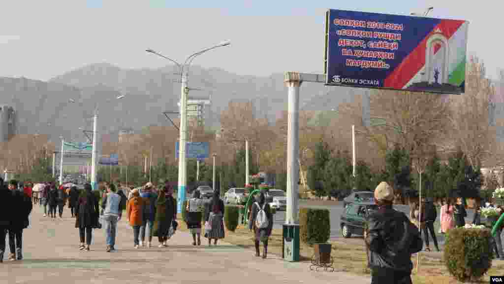 Koronavirus sabab Oʻzbekiston, Qirgʻiziston va Qozogʻistonda karantin. Aksariyat muassasalar yopiq. Ommaviy tadbirlar bekor qilingan. Lekin Tojikistonda har kuni taqriban oʻn ming nafar yoshlar stadionga yigʻilib, Navroʻz bayramini nishonlash uchun tayyorgarlik koʻrmoqda.