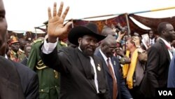 Presiden Sudan selatan Salva Kiir (melambai) melakukan kunjungan pertama ke Khartoum sejak kemerdekaan Sudan selatan.