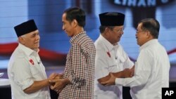 Para kandidat presiden dan wakil presiden bersalaman sebelum debat terakhir (5/7). (AP/Dita Alangkara)