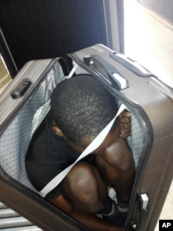 Photo prise par la Garde civile espagnole d'un migrant gabonais de 19 ans caché dans une valise le 30 décembre 2016 à Ceuta.