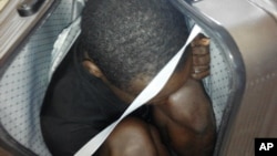 Photo prise par la Garde civile espagnole d'un migrant gabonais de 19 ans caché dans une valise le 30 décembre 2016 à Ceuta.