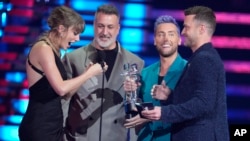 Joey Fatone, from center, Lance Bass, and Justin Timberlake of NSYNC present the award for best pop to Taylor Swift, far left, for "Anti-Hero" during the MTV Video Music Awards on September 12, 2023, at the Prudential Center in Newark, N.J. (Photo by Charles Sykes/Invision/AP)