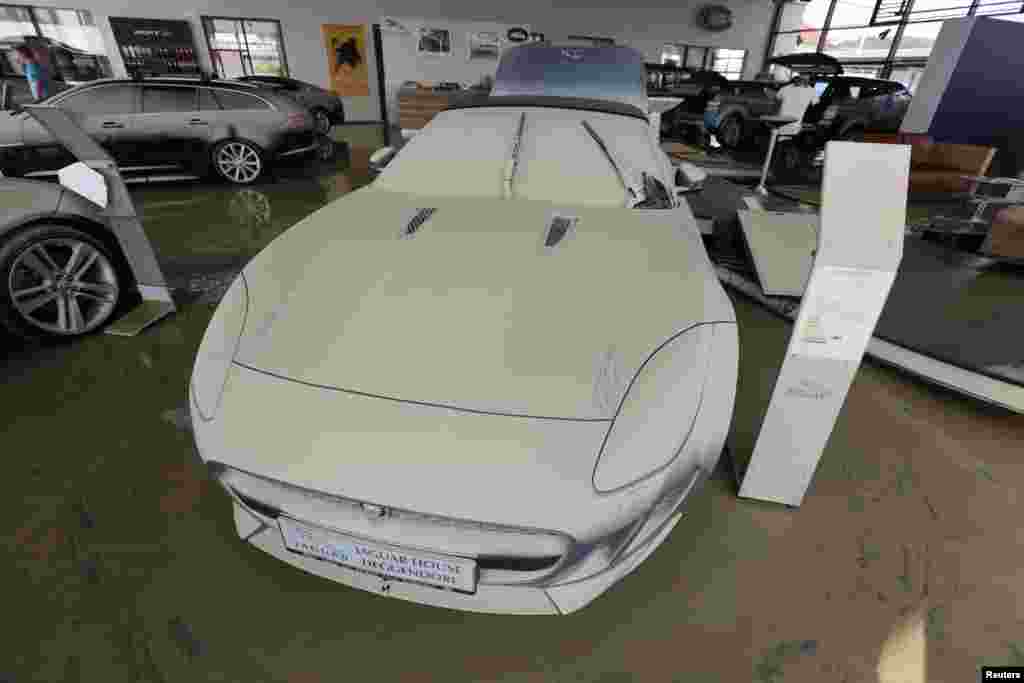 Potpuno novi model Jaguar F-Type u autosalonu u Fischerdorfu, predgrađu Deggendorfa, Njemačka, prekriven tankim slojem blata nanesenog tokom poplave izazvane nabujalim vodama Dunava.