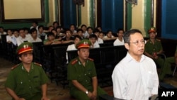 Ông Phạm Minh Hoàng, nguyên giảng viên toán trường Đại học Bách khoa Sài Gòn, trước tòa án ở TPHCM, ngày 10/8/2011