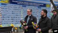 El primer ministro británico, Keir Starmer, y el presidente ucraniano, Volodymyr Zelenskyy, llegan para depositar coronas de flores en el Muro del Recuerdo de los Caídos por Ucrania en Kiev, Ucrania, el 16 de enero de 2025.