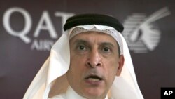 CEO Qatar Airways Akbar al-Baker berbicara dalam sebuah konferensi pers selama ajang the Arabian Travel Market Exhibition di Dubai, Uni Emirat Arab, Senin, 24 April 2017 (foto: AP Photo/Kamran Jebreili)