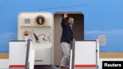 U.S. President Barack Obama waves as he boards Air Force One at the airport in Amman March 23, 2013. 