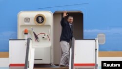 Predsednik SAD Barak Obama ulazi u predsednički avion na aerodromu u Amanu