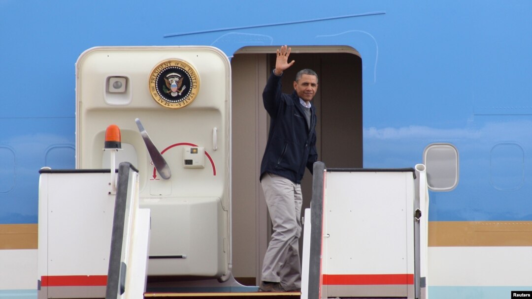Predsednik SAD Barak Obama ulazi u predsednički avion na aerodromu u Amanu