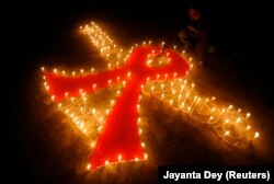 Survei di Yogyakarta dan NTT menemukan sejumlah fakta menarik. Dari 482 responden, mayoritas percaya mereka akan terhindar dari resiko tertular HIV/AIDS jika bersikap setia pada pasangan, sebagai ilustrasi. (Foto: Reuters)