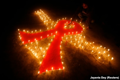 Survei di Yogyakarta dan NTT menemukan sejumlah fakta menarik. Dari 482 responden, mayoritas percaya mereka akan terhindar dari resiko tertular HIV/AIDS jika bersikap setia pada pasangan, sebagai ilustrasi. (Foto: Reuters)