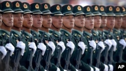 2019年10月1日，中國人民解放軍士兵在北京舉行的紀念中華人民共和國成立70週年閱兵式上列隊行進。
