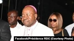 Mgr Gérard Mulumba pembeni ya Jean Marc Kabund wa UDPS o'boso ya sandu ya nkondo Etienne Tshisekedi na libanda ya mpepo ya N'Djili, Kinshasa, le 30 mai 2019.