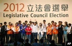 香港新民党常务副主席田北辰在赢得香港立法院议员后向民众挥手致意。（资料照片）