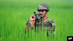 အိန္ဒိယ-ပါကစ္စတန်နယ်စပ် အိန္ဒိယစစ်သားတဦး လုံခြုံရေးစောင့်ကြည့်နေစဉ် Sept. 24, 2016.