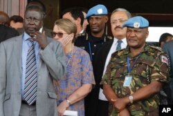 Le lieutenant-général Johnson Mogoa Kimani Ondieki du Kenya, à droite, debout à côté d’Ellen Loj, centre, représentant spécial du Secrétaire général de l'ONU, et d’un membre non identifié du gouvernement du Sud-Soudan, à Juba, le 2 septembre 2016.