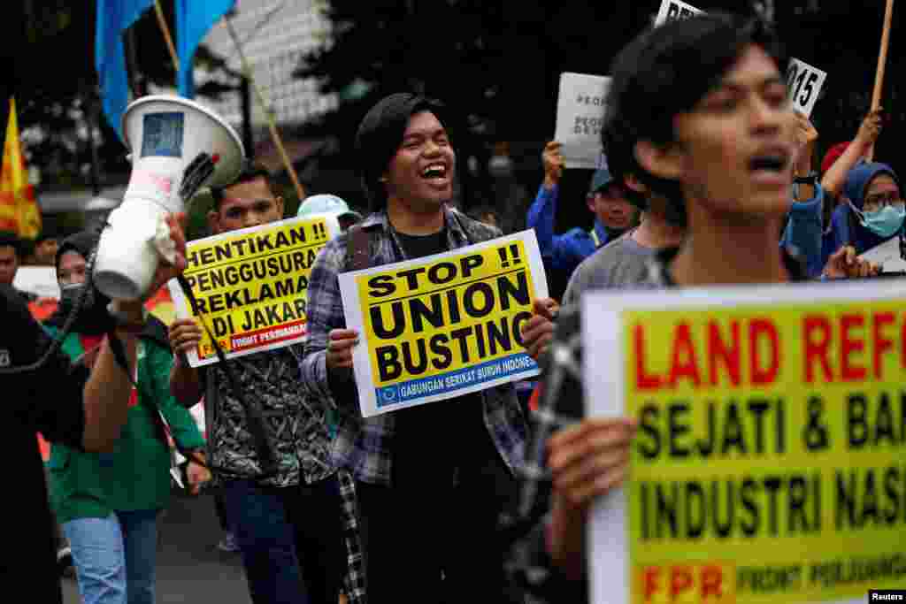 Los activistas llevan pancartas mientras participan en una manifestación durante el Día Internacional de los Derechos Humanos frente a la Embajada de Estados Unidos en Yakarta. 