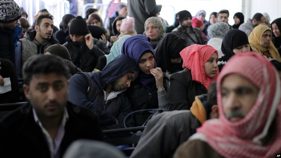 Ratusan keluarga Suriah menunggu registrasi di kantor badan PBB untuk pengungsi di Beirut, Lebanon (30/1). (AP/Hassan Ammar)