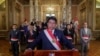 El presidente de Perú, Pedro Castillo, rodeado por el pleno de su gabinete de ministros en Palacio de Gobierno ofreció, el miércoles 19 de octubre, un mensaje a la nación en la que asegura que "se está poniendo en marcha una nueva modalidad de golpe de Estado en Perú". 