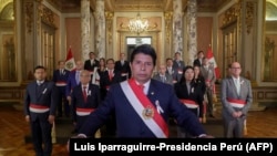 El presidente de Perú, Pedro Castillo, rodeado por el pleno de su gabinete de ministros en Palacio de Gobierno ofreció, el miércoles 19 de octubre, un mensaje a la nación en la que asegura que "se está poniendo en marcha una nueva modalidad de golpe de Estado en Perú". 