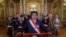 El presidente de Perú, Pedro Castillo, rodeado por el pleno de su gabinete de ministros en Palacio de Gobierno ofreció, el miércoles 19 de octubre, un mensaje a la nación en la que asegura que "se está poniendo en marcha una nueva modalidad de golpe de Estado en Perú". 