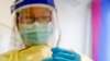 Un sanitario prepara una jeringa con la vacuna contra la viruela del mono para un paciente durante una clínica de vacunación el 19 de agosto de 2022, en Nueva York, EEUU.