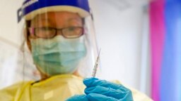 Seorang petugas kesehatan menyiapkan suntikan yang berisi vaksin mpox untuk mencegah cacar monyet pada seorang pasien di sebuah klinik vaksinasi di New York, pada 19 Agustus 2022. (Foto: AP/Mary Altaffer)