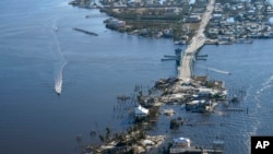 Yon pon ki konekte Fort Myers ak zile Pine Island nan Florid sibi gwo dega apre pasaj Siklon Ian, Samdi 1 Ot. 2022. 