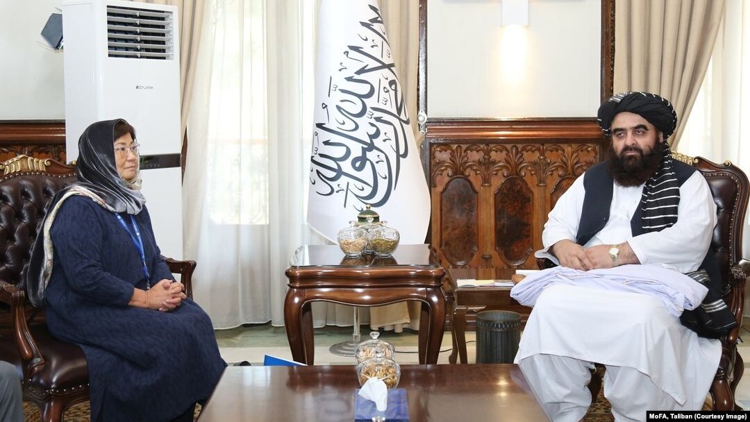 د طالبانو د حکومت د بهرنیو چارو وزارت سرپرست امیرخان متقي او د ملګرو ملتونو د عمومي منشي ځانګړې استازې روزا اوتنبایووا