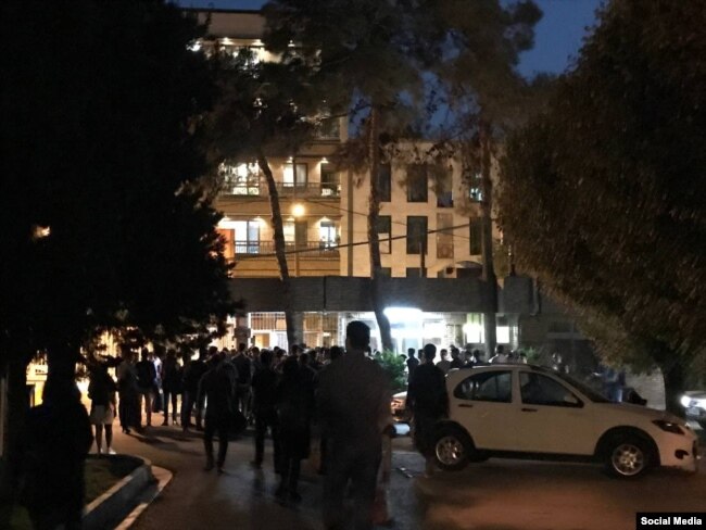 دانشگاه علم و صنعت ایران، تجمع شبانه دانشجویان
