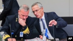 NATO Bosh kotibi Yens Stoltenberg va blok harbiy qo'mitasi raisi admiral Rob Bauer Bryusseldagi majlisda, 12-oktabr, 2022 