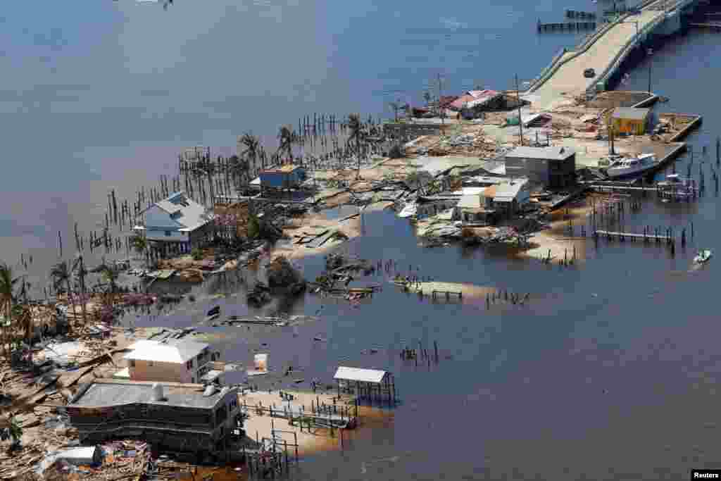 Casas e empresas destruídas em Pine Island, Florida, são vistas de um helicóptero Blackhawk da Guarda Nacional do Exército dos EUA enquanto o Chefe do Gabinete da Guarda Nacional dos EUA, Daniel Hokanson, percorre a área por via aérea depois do Furacão Ian ter causado uma destruição generalizada em Pine Island, a 1 de Outubro de 2022.